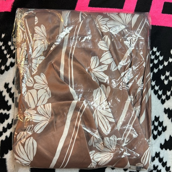 ❌❌❌ SOLD LPH❌❌❌Lexbreezy Hawaii 🌺 Naupaka Rose Taupe 🌹 Mini Wrap Dress NWT - Picture 5 of 8